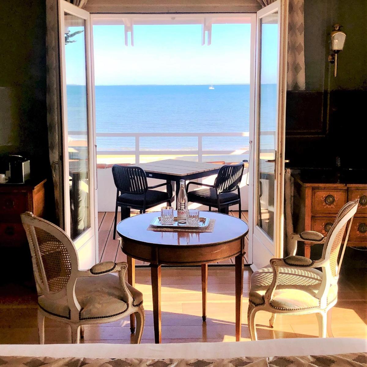 Vue générale sur la mer ou vue sur la mer prise depuis l'hôtel