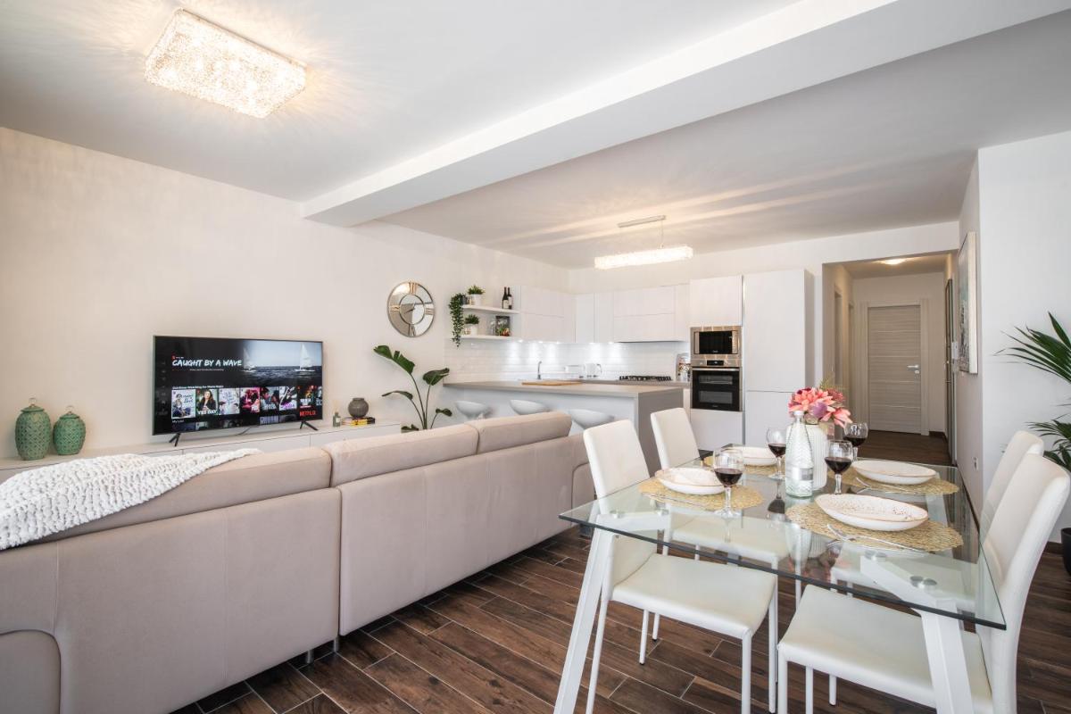 Electra Residence - Luxury Central Beachview Apartment - Housity