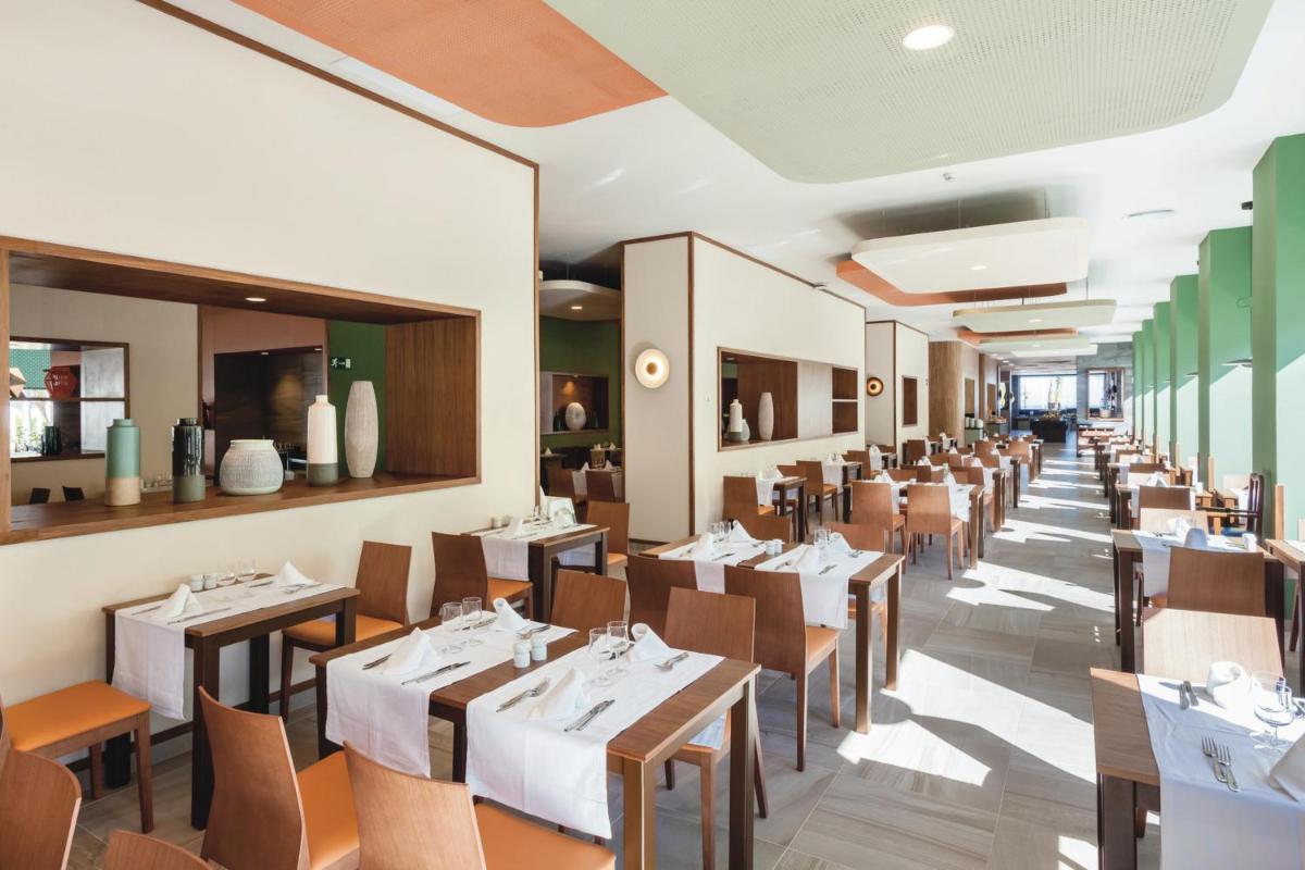 Un restaurante o sitio para comer en Hotel Riu Costa del Sol - All Inclusive