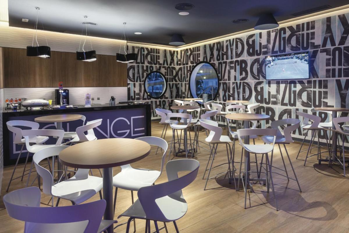 Un restaurante o sitio para comer en Hotel Riu Costa del Sol - All Inclusive