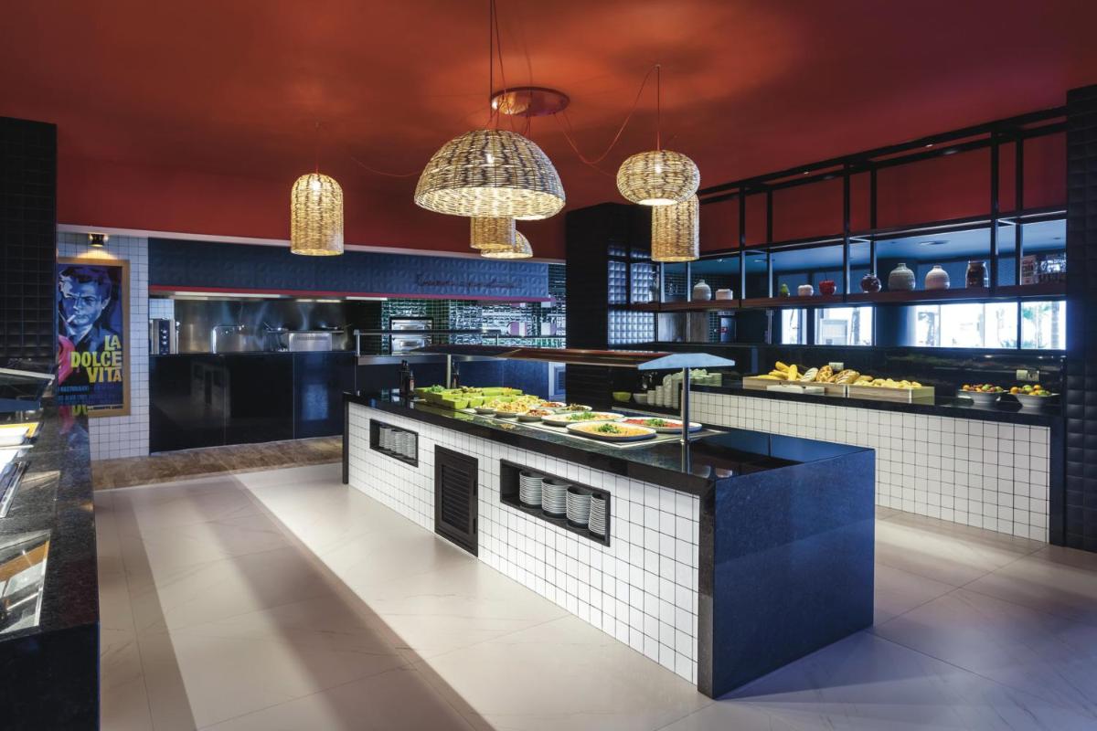 Una cocina o zona de cocina en Hotel Riu Costa del Sol - All Inclusive