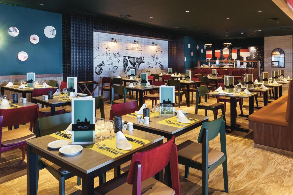 Un restaurante o sitio para comer en Hotel Riu Costa del Sol - All Inclusive