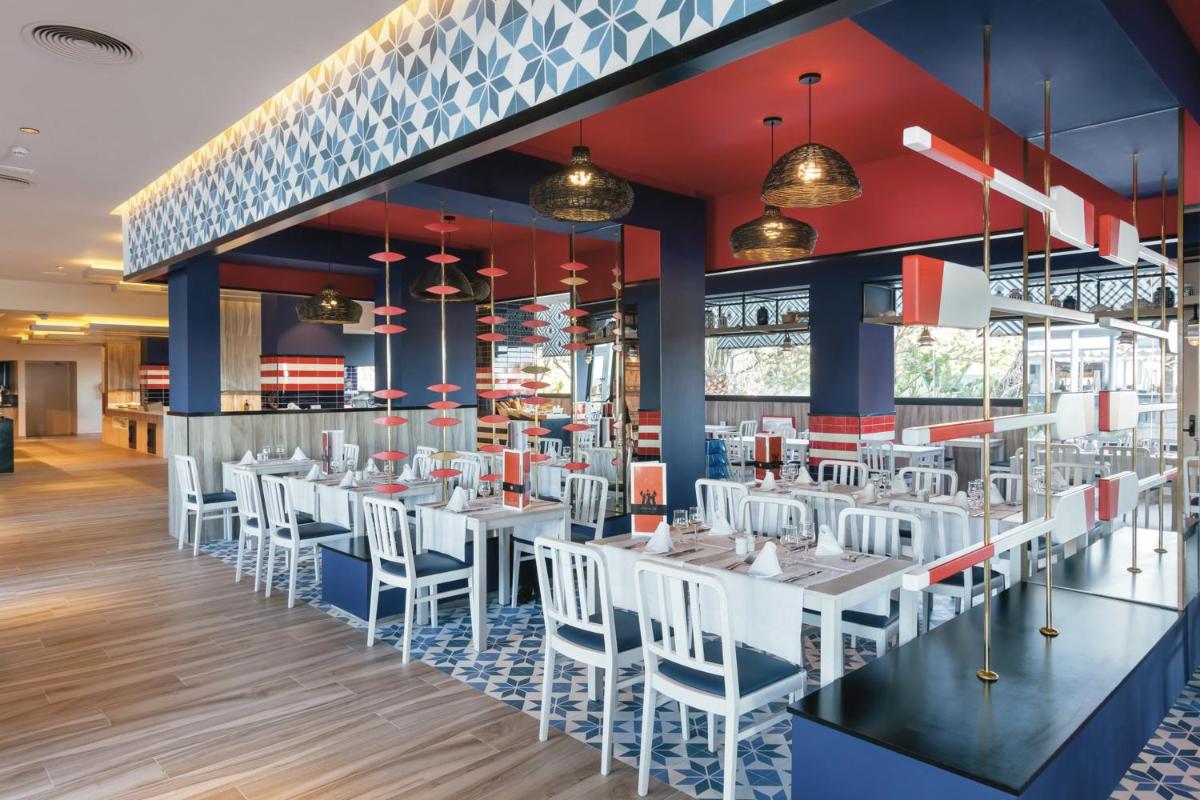 Un restaurante o sitio para comer en Hotel Riu Costa del Sol - All Inclusive