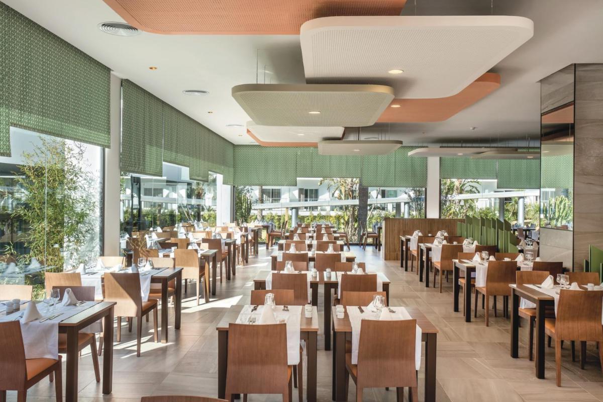Un restaurante o sitio para comer en Hotel Riu Costa del Sol - All Inclusive