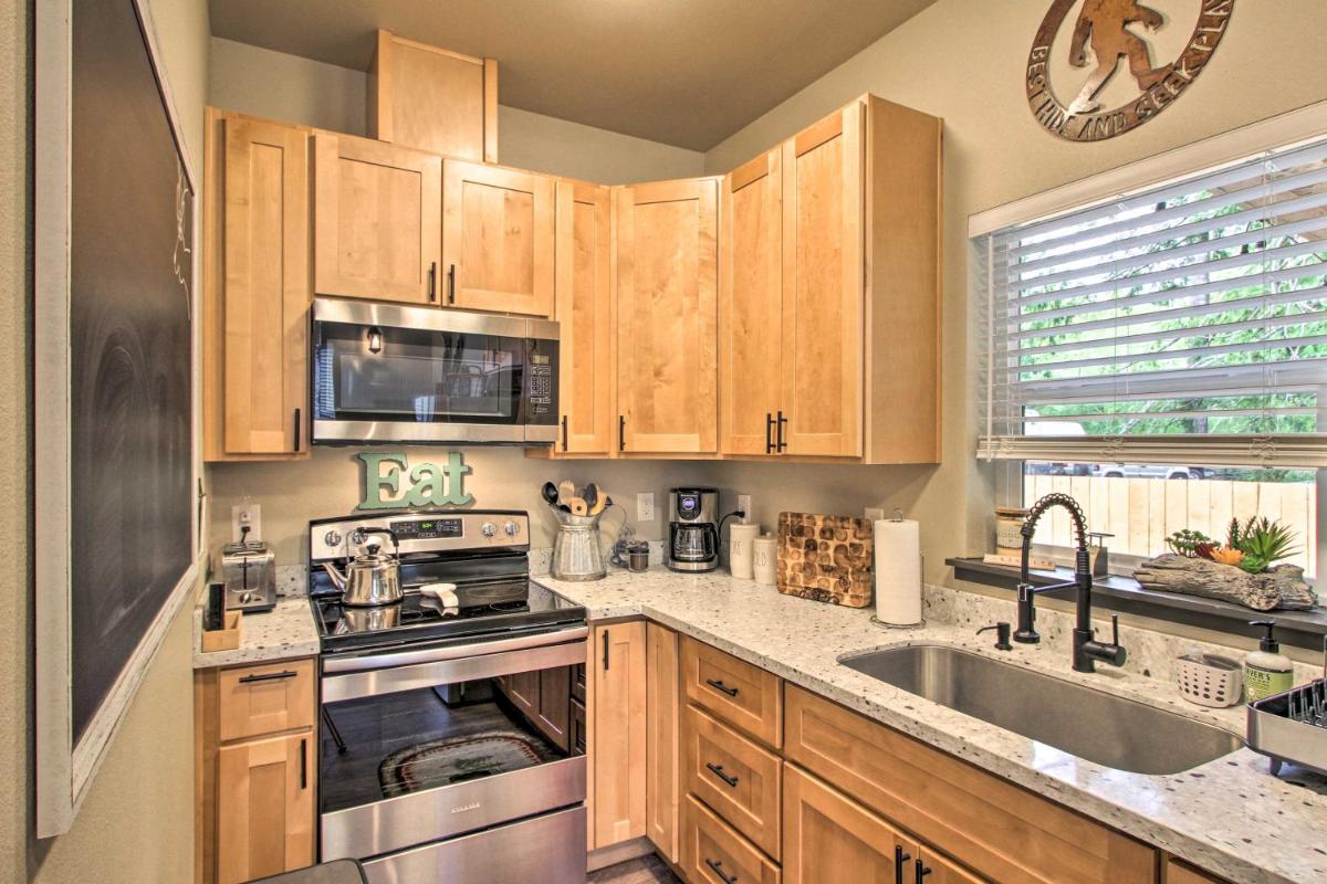 Cozy Cabin - 5 Miles to Mt Rainier National Park! - Housity