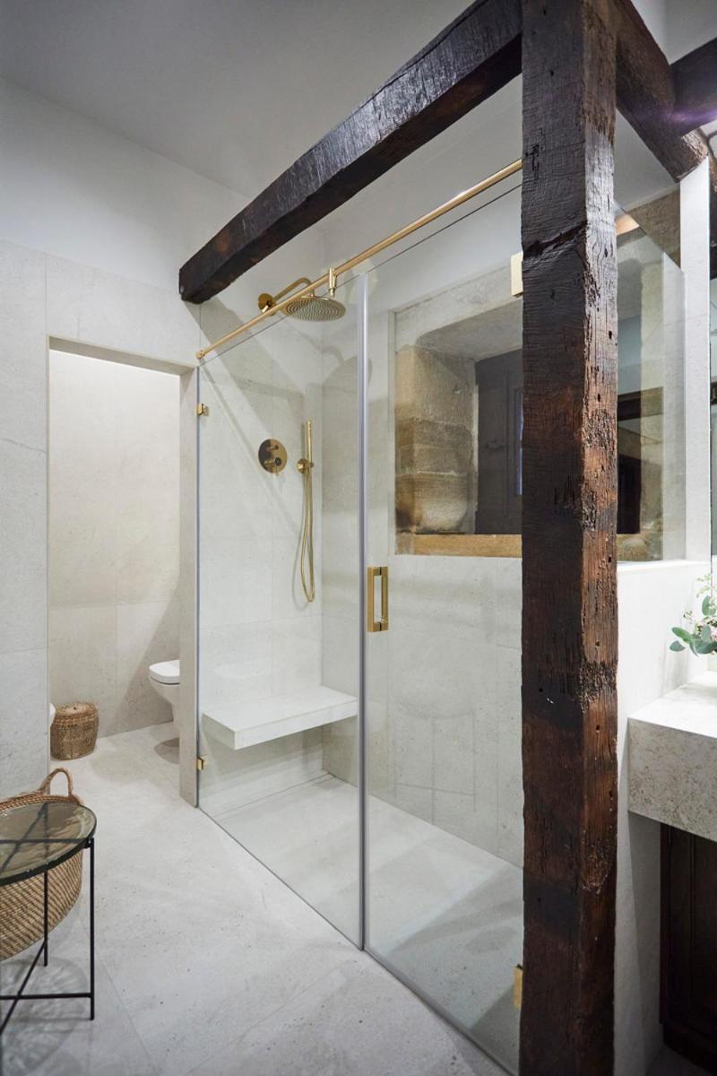Un baño con ducha con puerta de cristal. en Helguera Palacio Boutique & Antique, en Torrelavega 16 fotos más