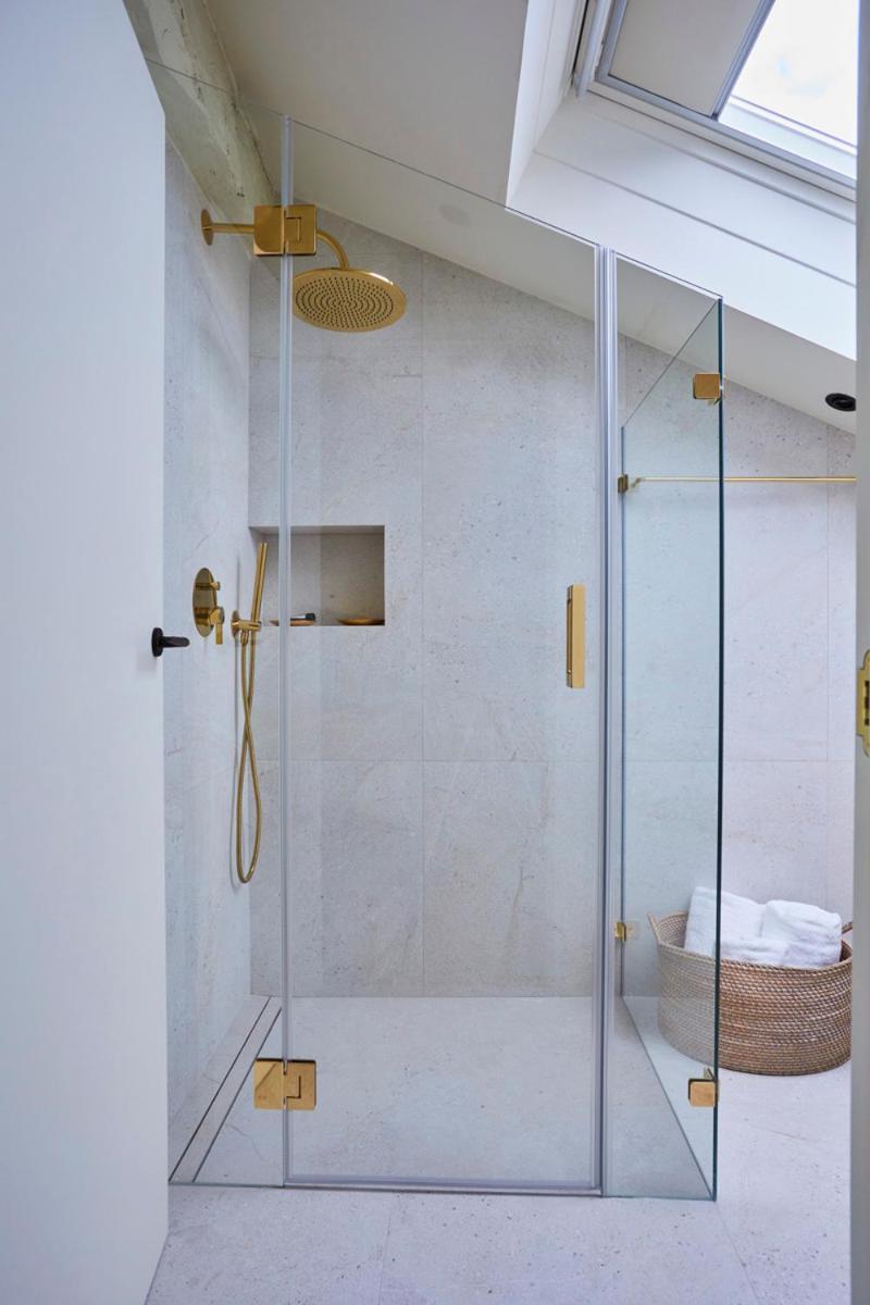 una ducha con puerta de cristal en un baño en Helguera Palacio Boutique & Antique, en Torrelavega