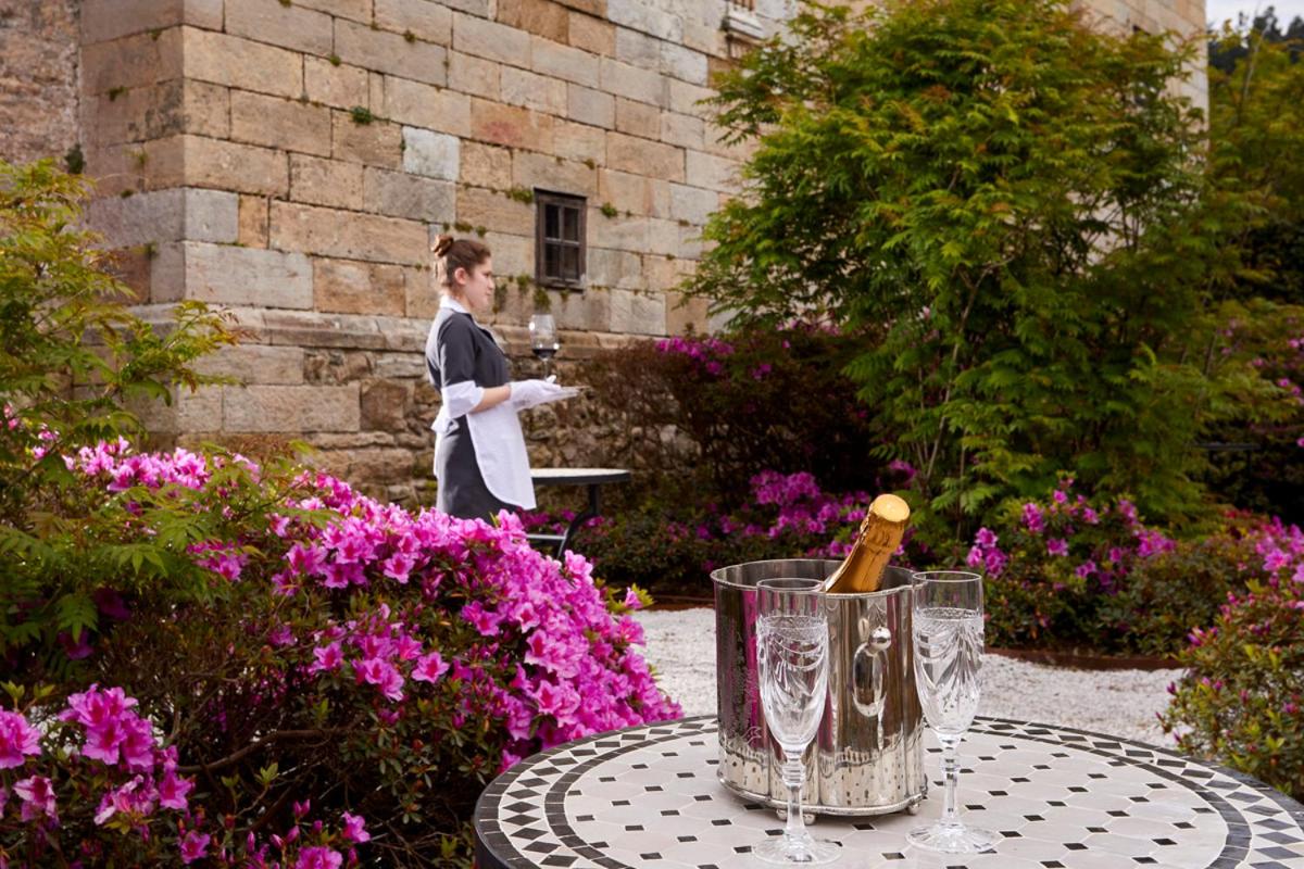 Jardín al aire libre en Helguera Palacio Boutique & Antique
