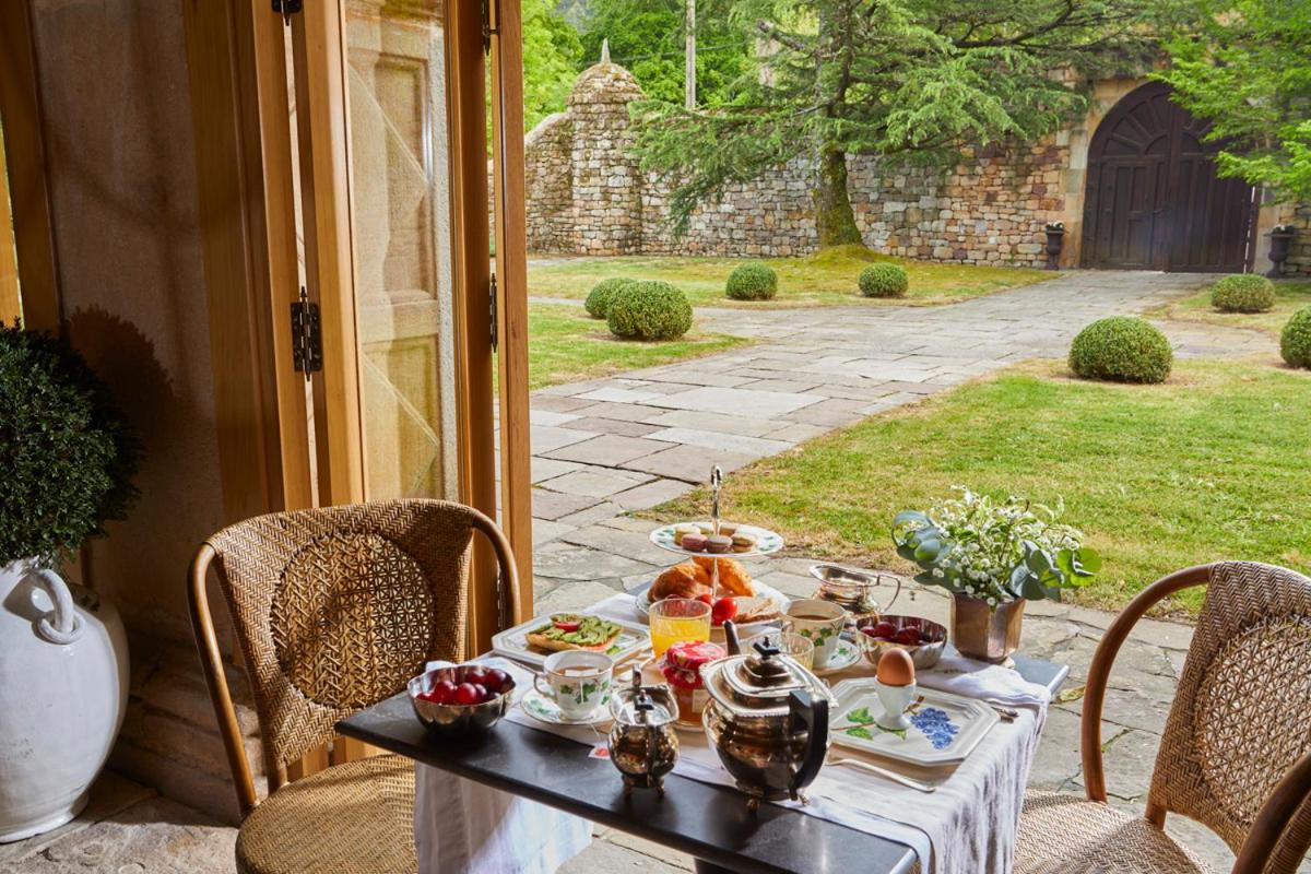 una mesa con comida en el patio en Helguera Palacio Boutique & Antique, en Torrelavega