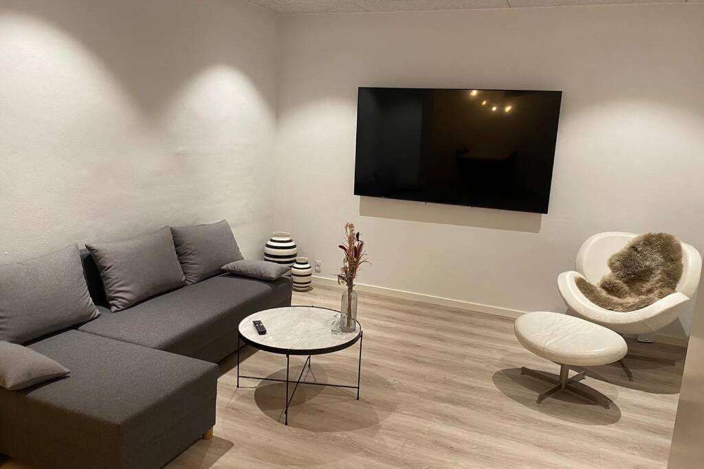 Central kælder lejlighed - Housity