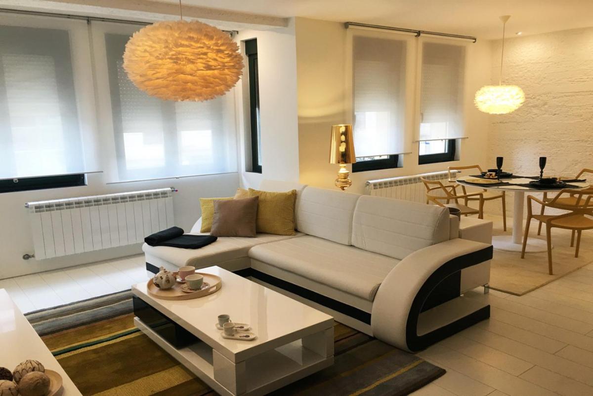 Golden & White Home - Housity