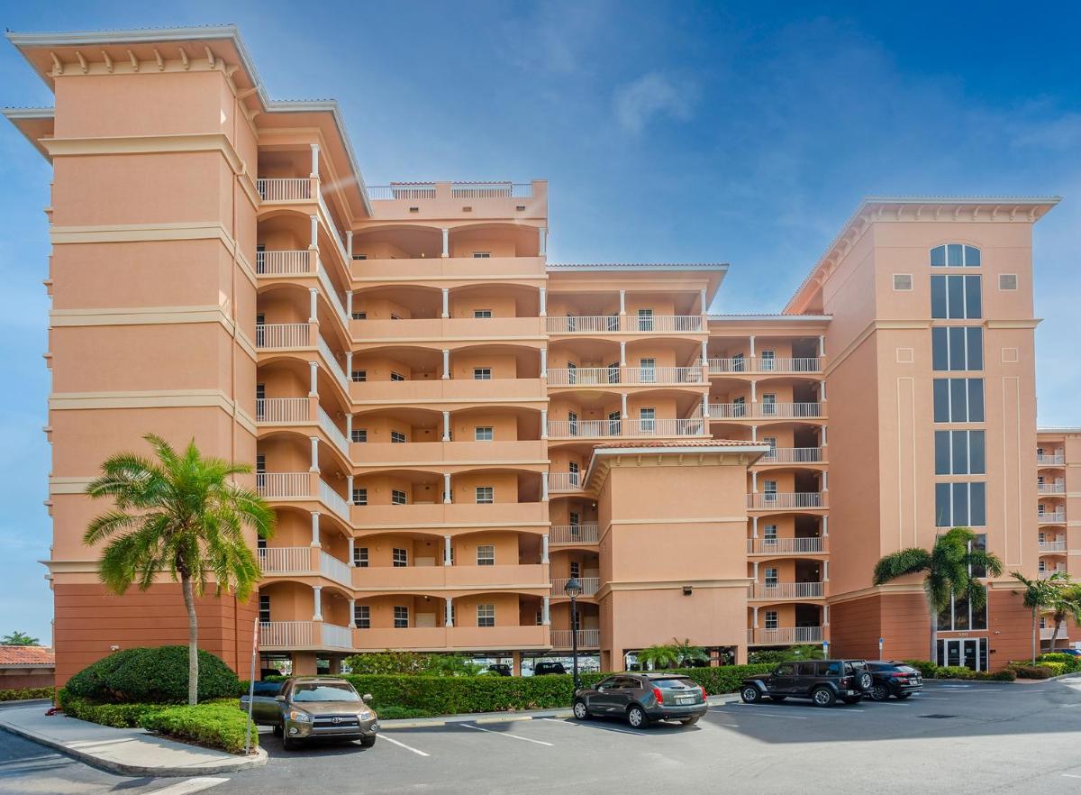Beautiful waterfront 3 bedroom condo, located in the heart of Clearwater Beach - Housity