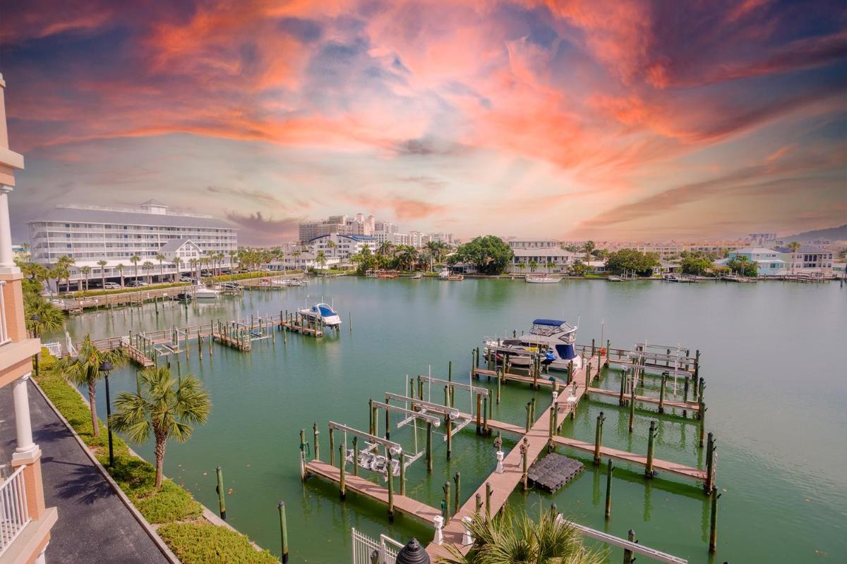 Beautiful waterfront 3 bedroom condo, located in the heart of Clearwater Beach - Housity