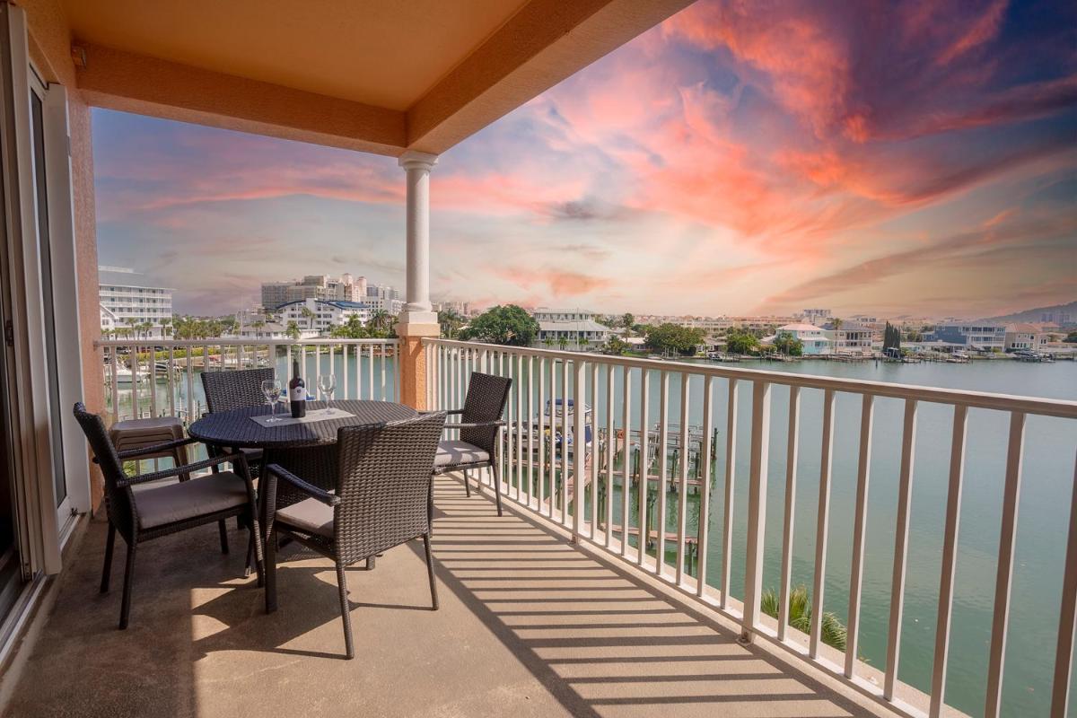 Beautiful waterfront 3 bedroom condo, located in the heart of Clearwater Beach - Housity