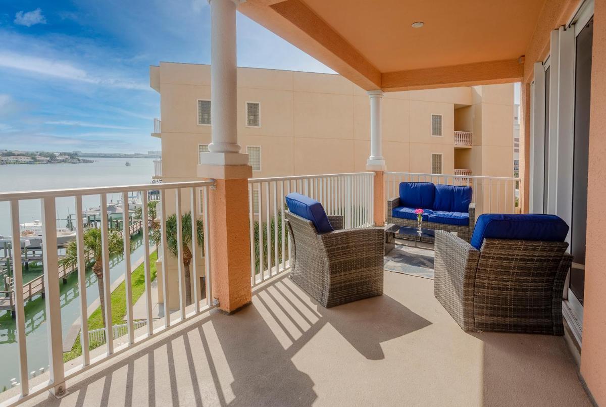 Beautiful waterfront 3 bedroom condo, located in the heart of Clearwater Beach - Housity