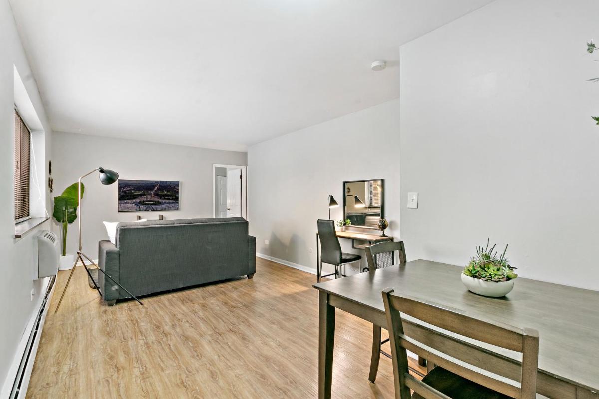 Stunning 1BR Apartment at Center of Lakeview - Oakdale 211 - Housity
