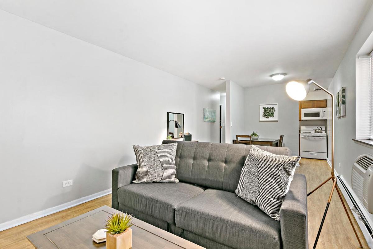 Stunning 1BR Apartment at Center of Lakeview - Oakdale 211 - Housity