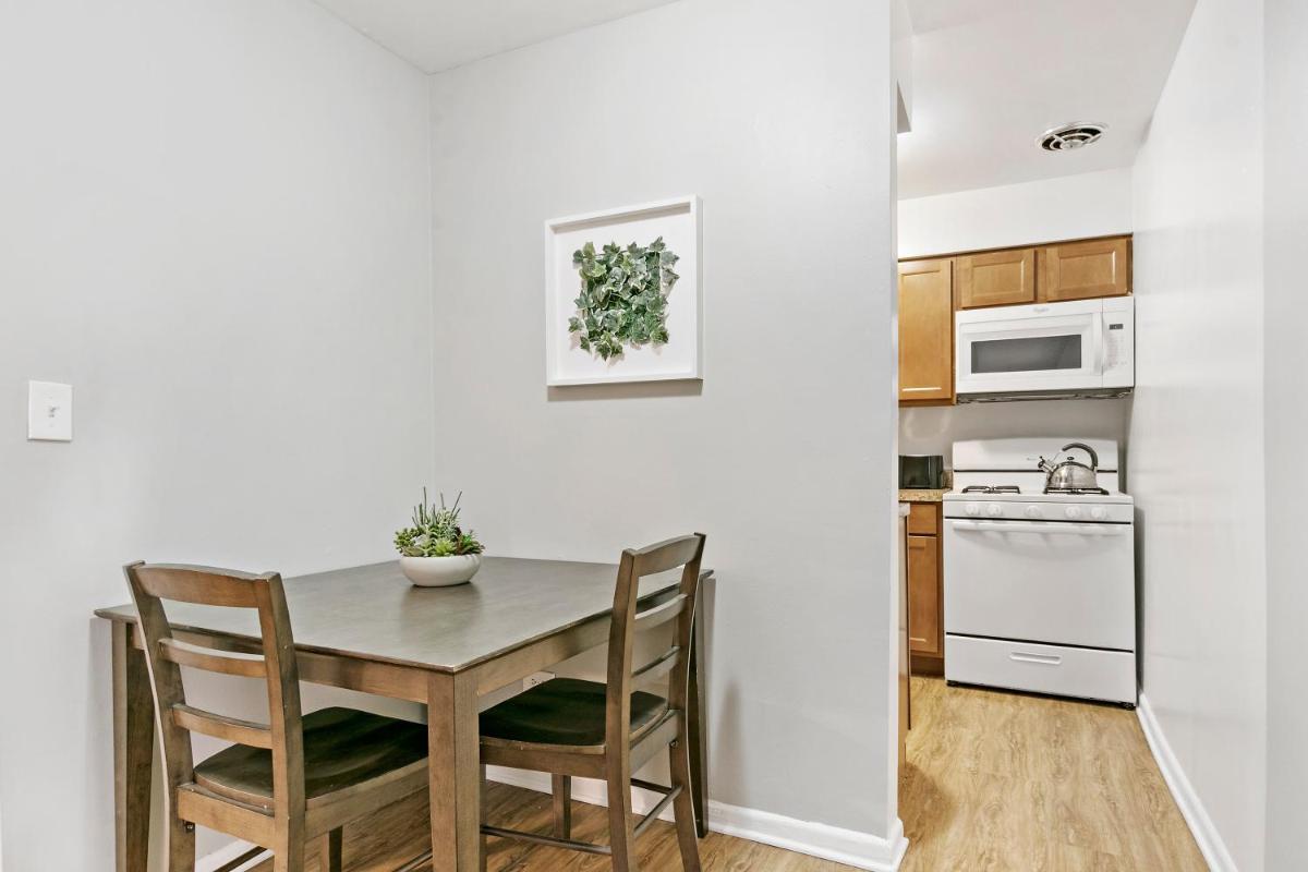 Stunning 1BR Apartment at Center of Lakeview - Oakdale 211 - Housity