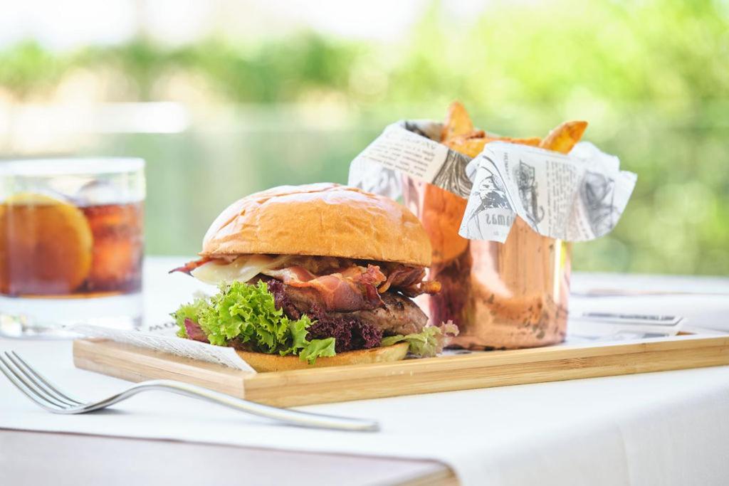 Comida en o cerca de este hotel