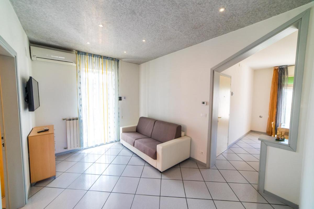 Uliana Top House - Housity
