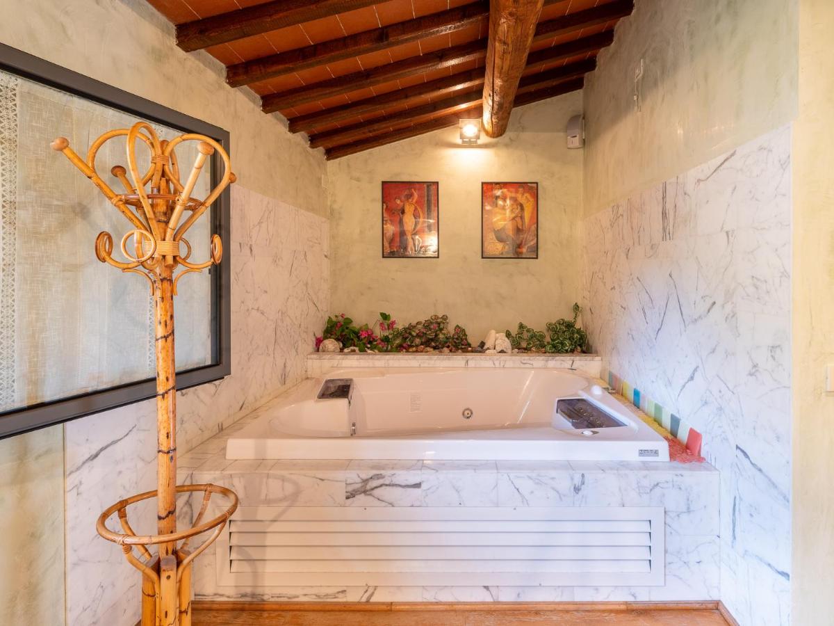 UNIQUE VILLA ON FLORENTINE HILLS - Housity