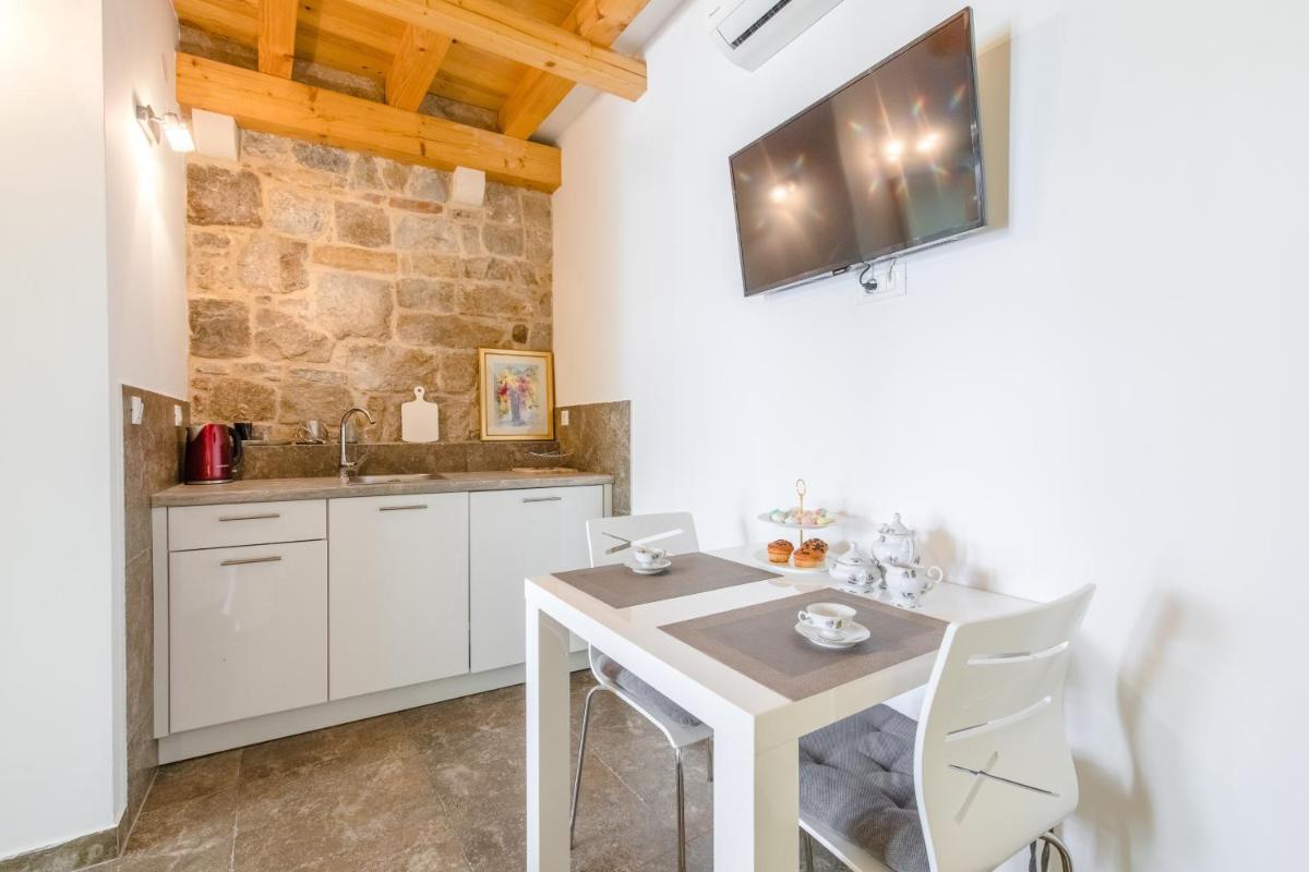 JeS Old Town Luxury Rooms - Housity