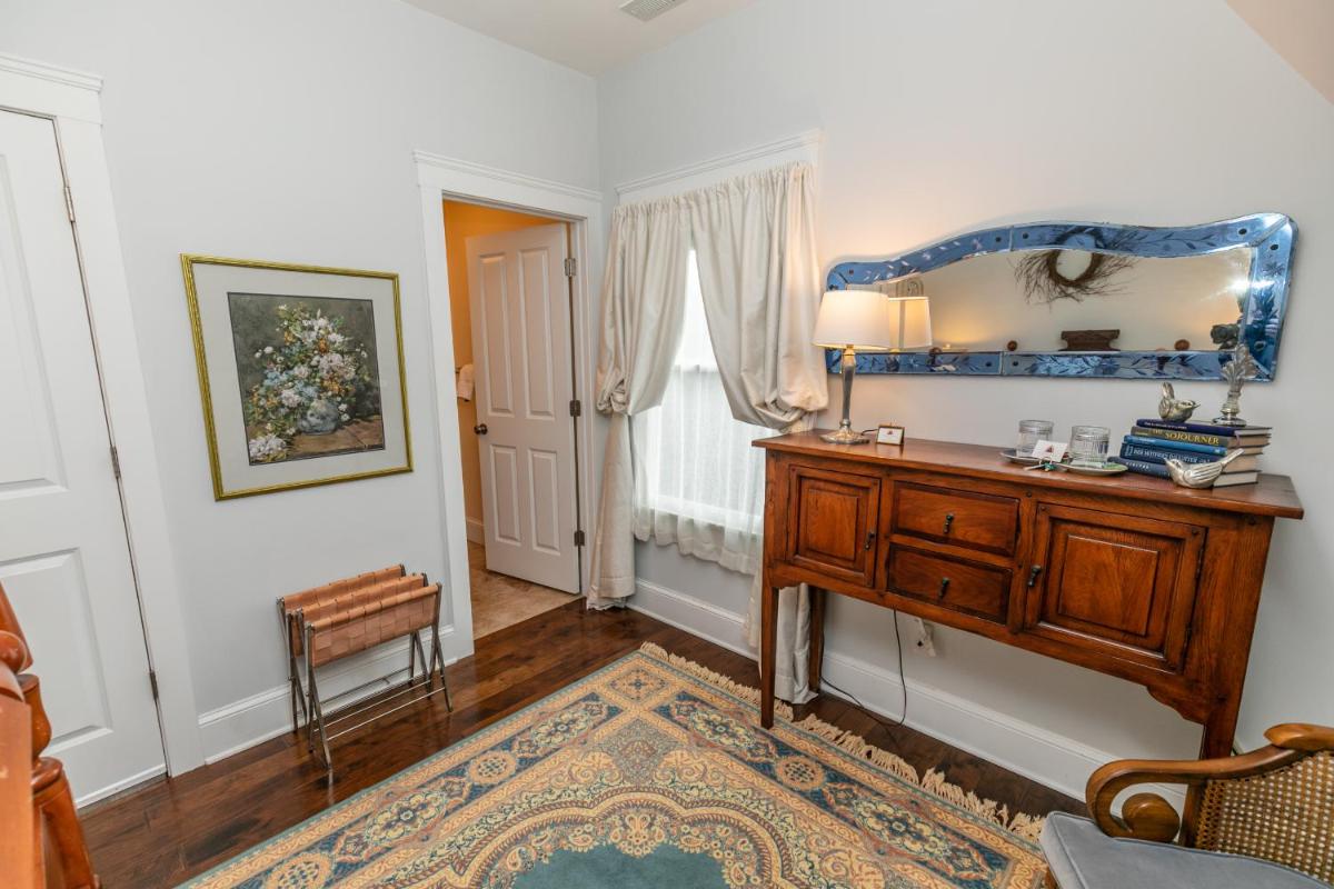 Riverside Gables Bed and Breakfast - Housity