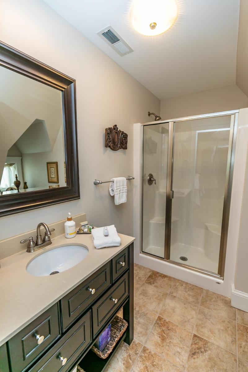 Riverside Gables Bed and Breakfast - Housity
