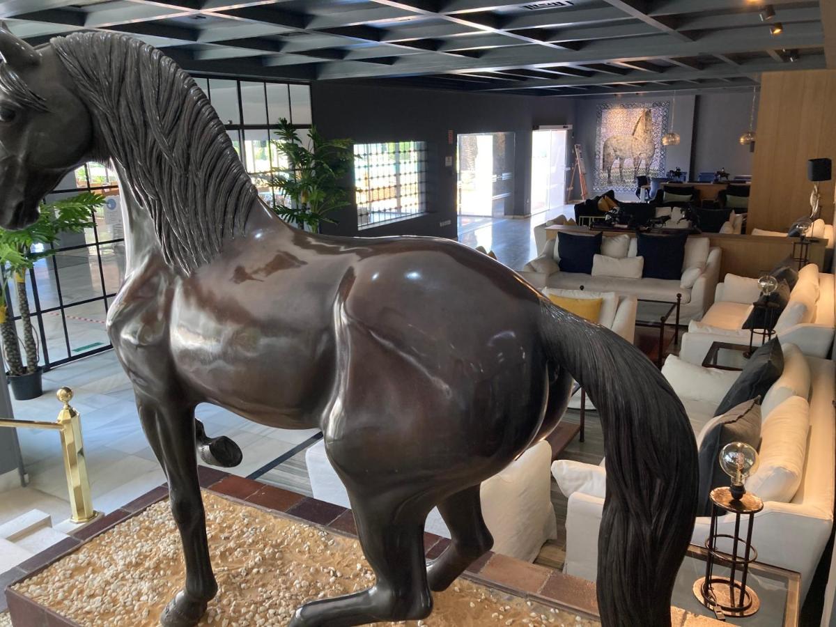 Un restaurante o sitio para comer en Hotel Jerez & Spa