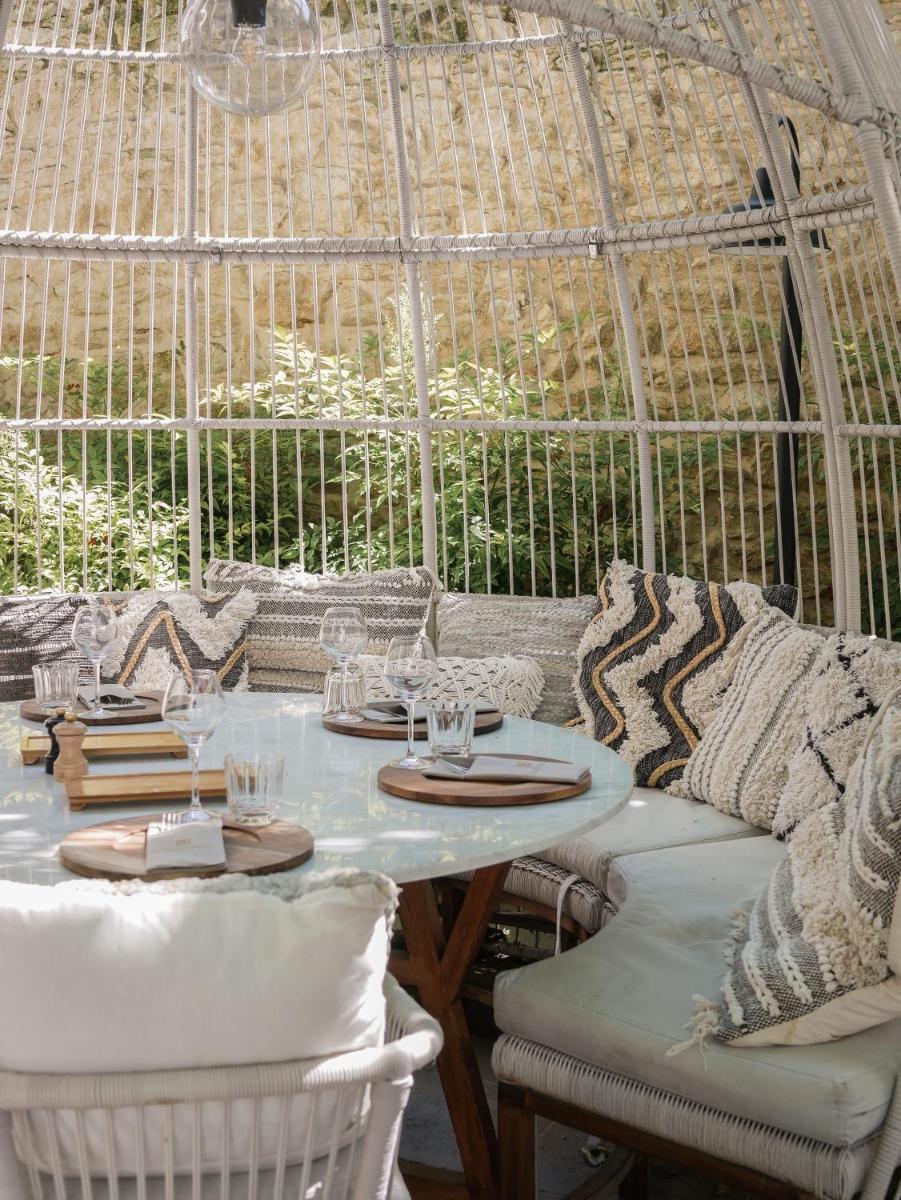 Coin salon dans l'établissement Hôtel Le Saint Remy & Spa