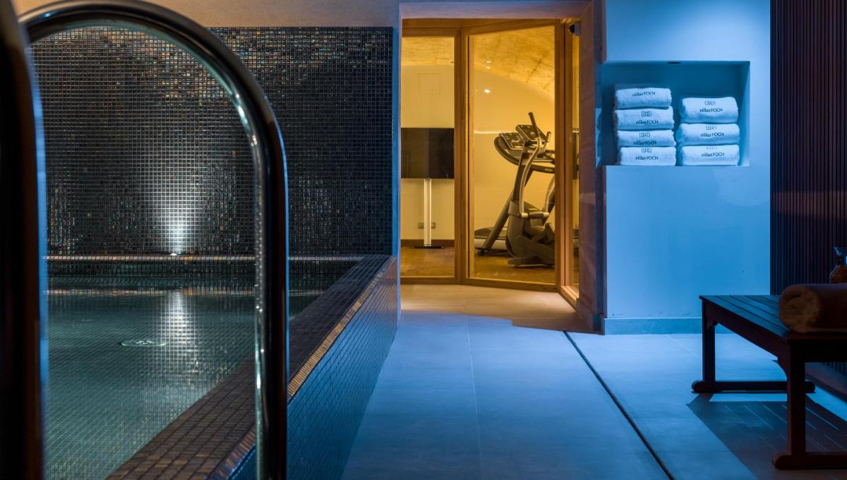 Cette chambre dispose d'une piscine et d'un accès à une salle de sport. dans l'établissement Villas Foch Boutique Hotel & Spa Bordeaux, à Bordeaux