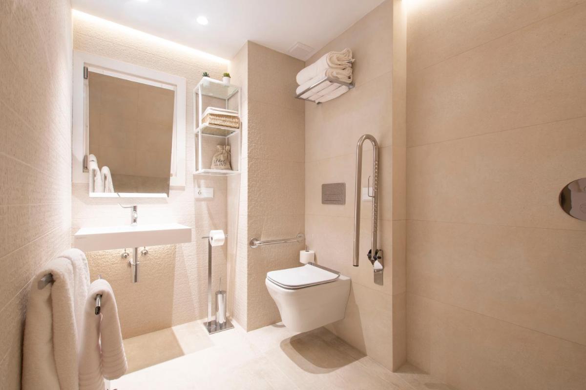 Un baño de Hotel 1877 Sensaciones & SPA ADULTS ONLY