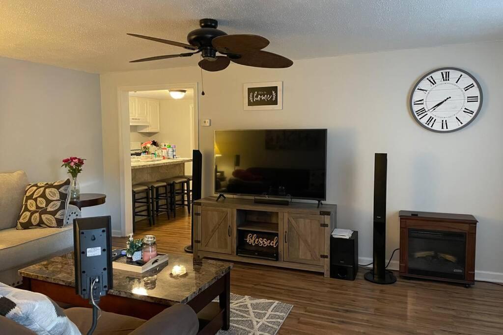 Cozy Home by the Lake - Housity