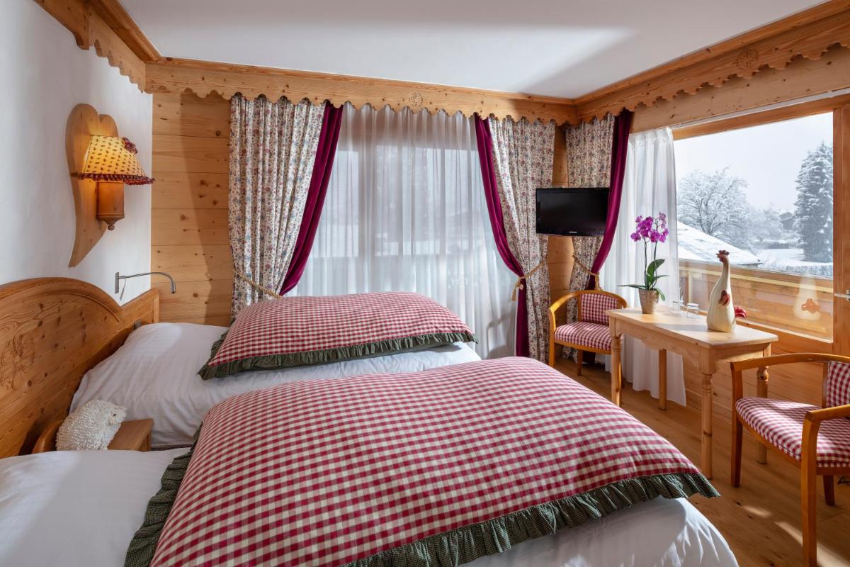 Un ou plusieurs lits dans un hébergement de l'établissement Chalet-Hôtel Neige et Roc, The Originals Relais