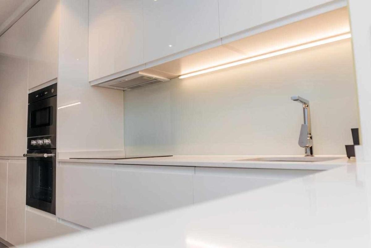Suitetrails - Marine and Chrome Sea View Apartment