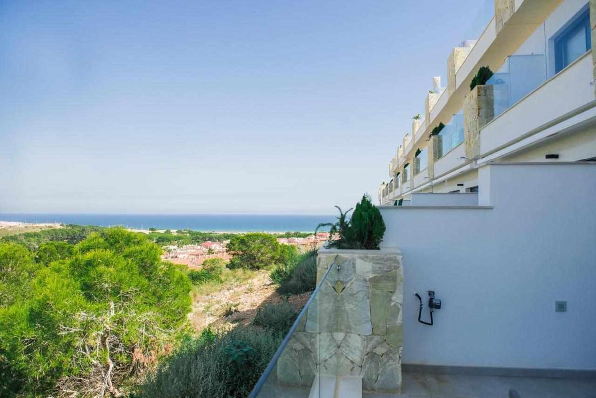 Light and Modern Sea View Apartment - Housity