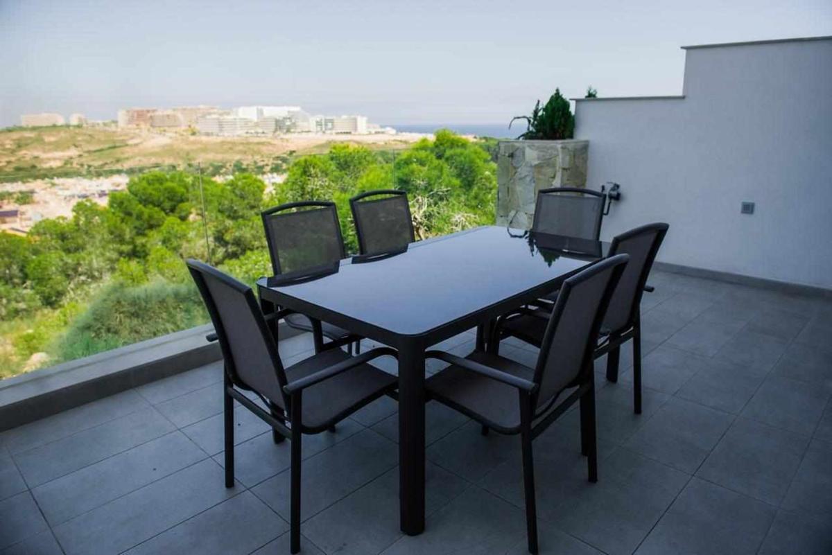 Light and Modern Sea View Apartment - Housity