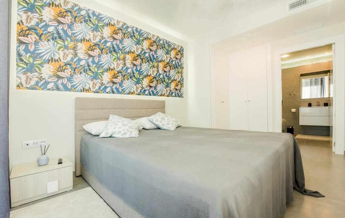 Suitetrails - Light and Modern Sea View Apartment