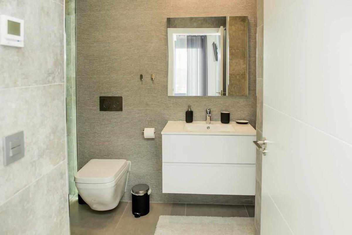 Suitetrails - Light and Modern Sea View Apartment