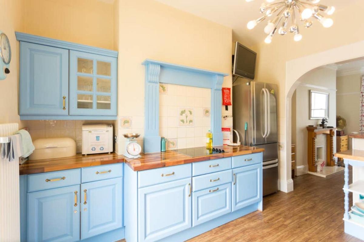 Seaside Retreat in North Bay - with parking - Housity