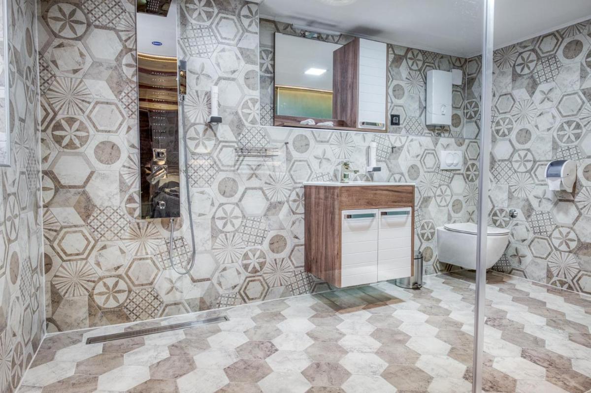 Ribarski konaci - Housity