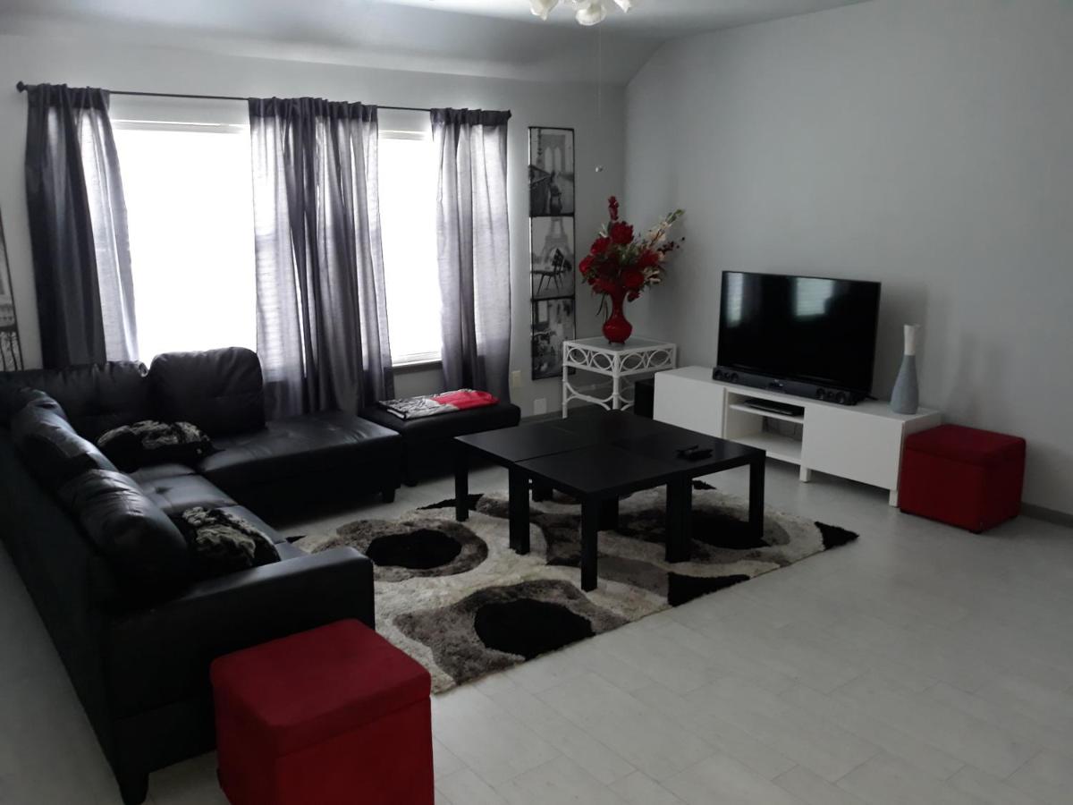 King bed room, large guest family room, Guest Office in modern spacious home - Housity