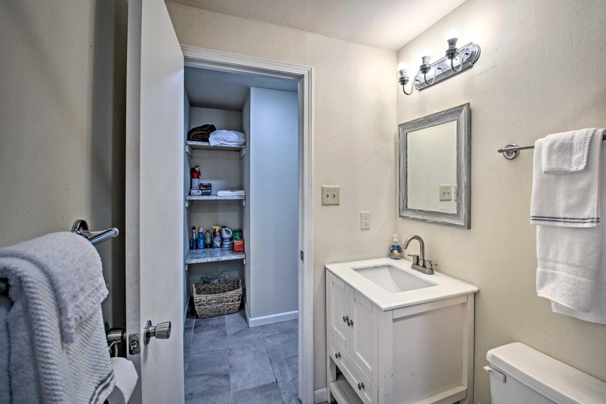 Hollywood Park Home Less Than 3 Mi to National Park! - Housity