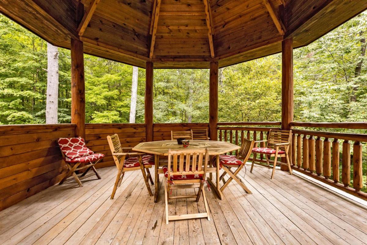 Large Luxury Lakefront Cottage Calabogie - Housity