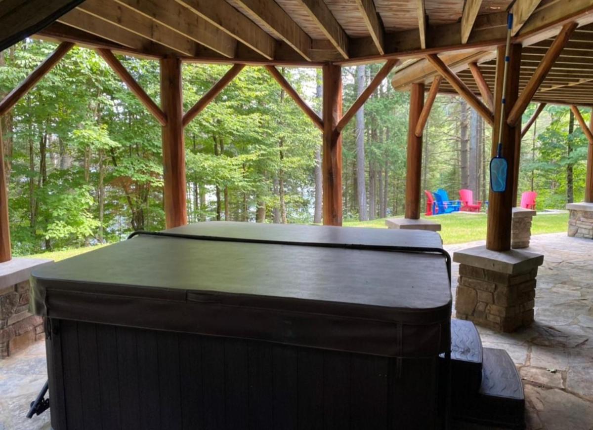 Large Luxury Lakefront Cottage Calabogie - Housity