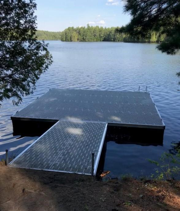 Large Luxury Lakefront Cottage Calabogie - Housity