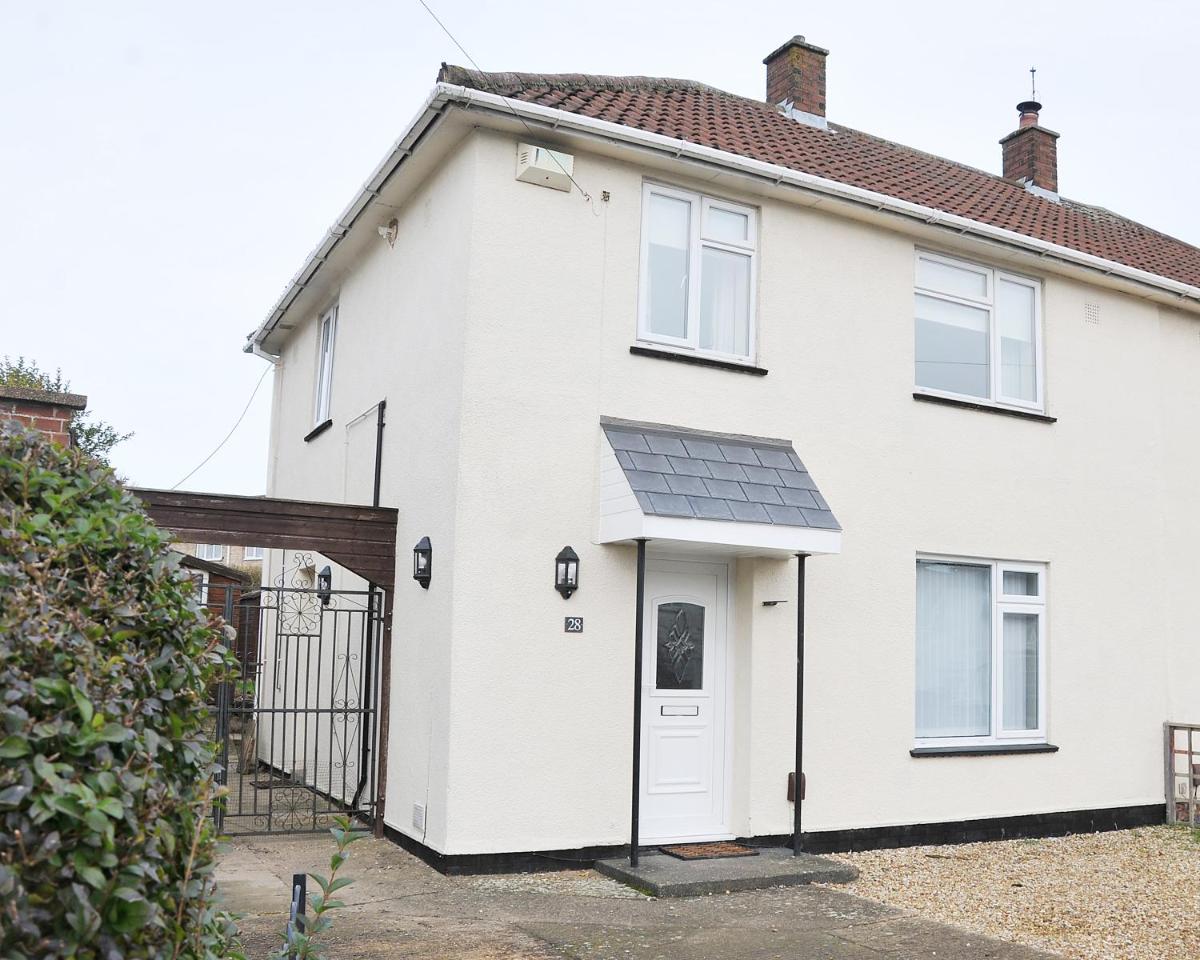 5 Beds and sofabed-3 bdrm-2WC-2shwr-2 car off-road - Housity