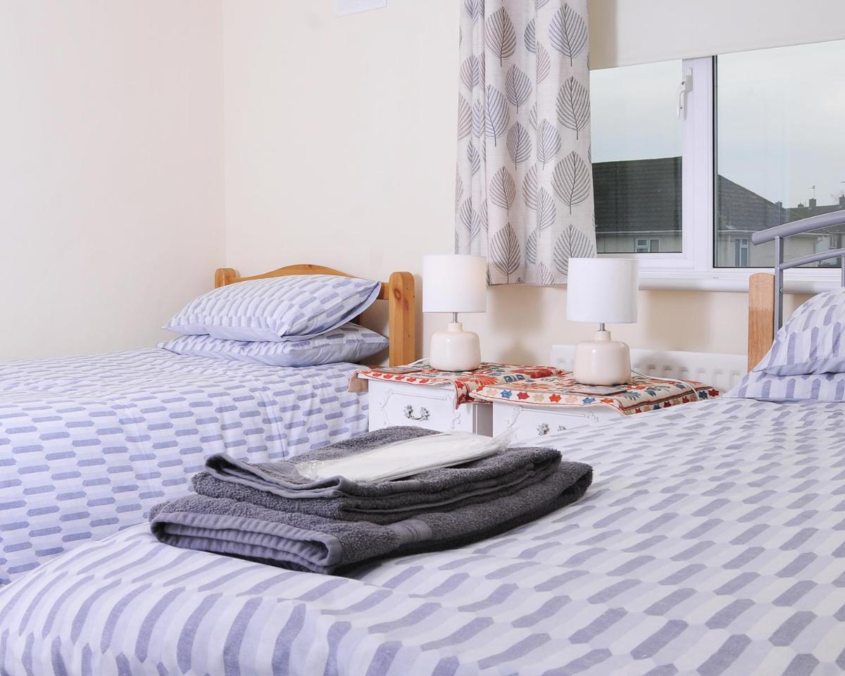 5 Beds and sofabed-3 bdrm-2WC-2shwr-2 car off-road - Housity