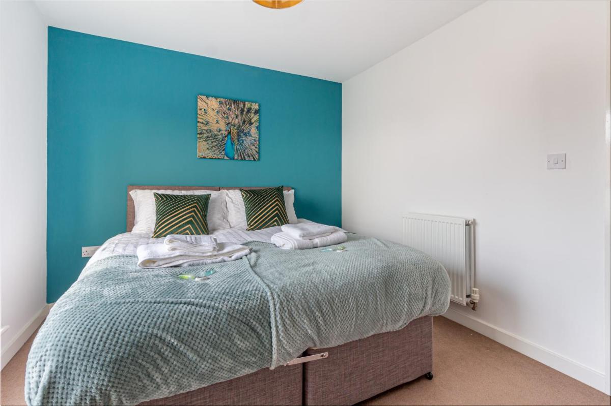 Liberty House - Perfect for Contractors - 2 Off-Road Parking Spaces - Housity