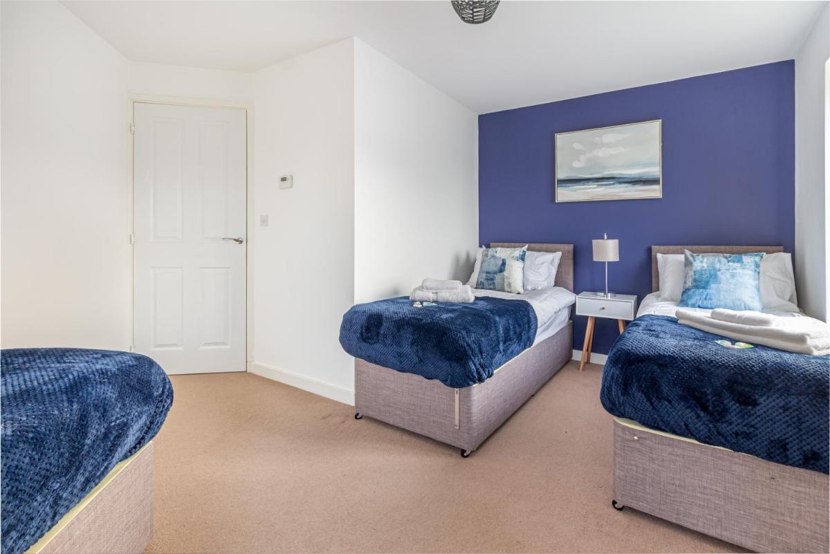 Liberty House - Perfect for Contractors - 2 Off-Road Parking Spaces - Housity